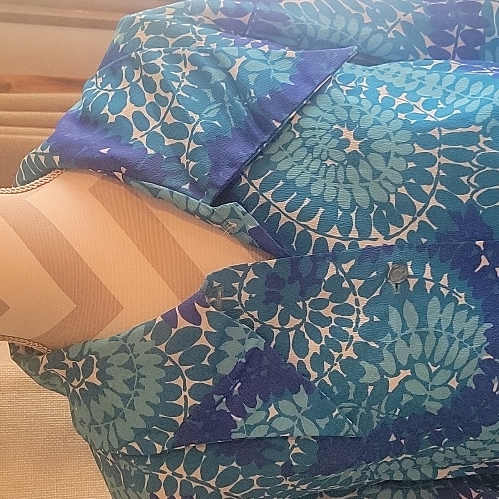 Vintage Fem Form Shirts button up top. Leaf patern in different shades of blue. - Picture 2 of 5